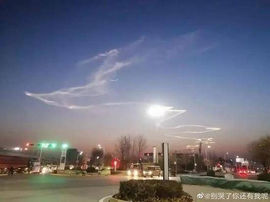 北京“火箭云”刷屏朋友圈 还有网友拍到了UFO？