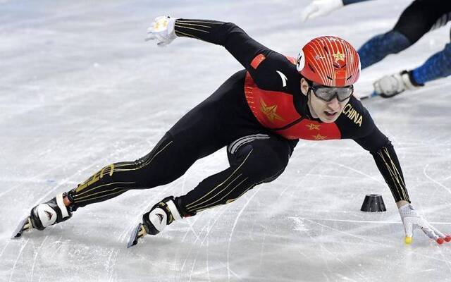 4人决赛3人摔倒，上海站500米武大靖遗憾摘银