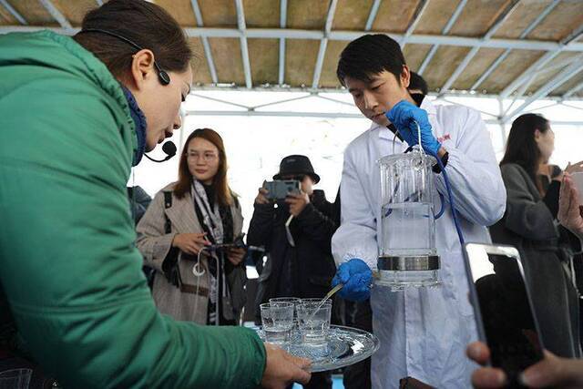 直饮丹江水 细品两地情 市民和媒体走进淅川水源地