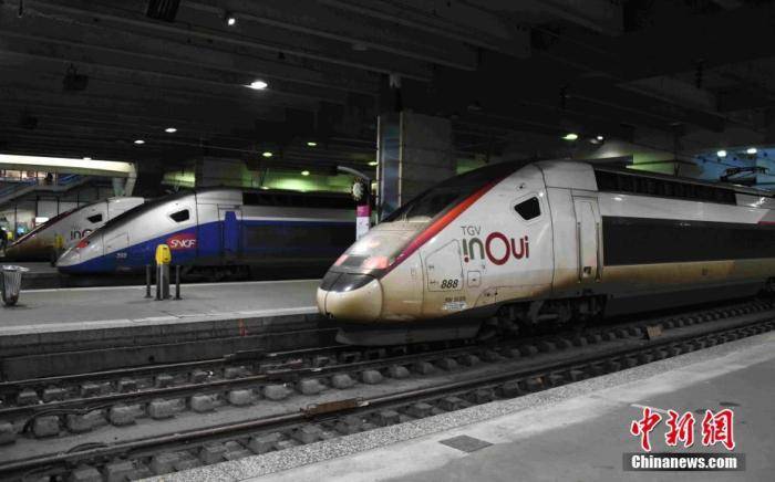 当地时间12月6日，法国大罢工持续进行。在巴黎蒙帕纳斯火车站，大批列车停运，站台空无一人。6日晚公布的数据显示，有高达87.2%的法国火车司机当天罢工。中新社记者李洋摄