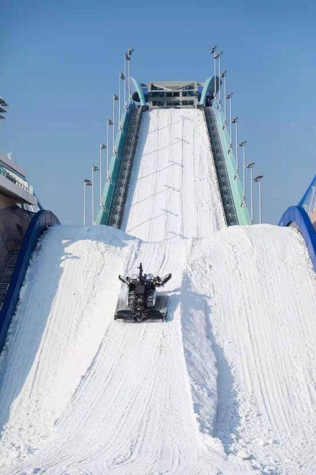 首钢滑雪大跳台变身“水晶鞋”，12日迎首场赛事检验