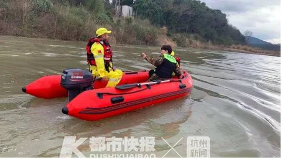 男子驾车下河致妻女溺亡被诉 辩称妻子也有责任