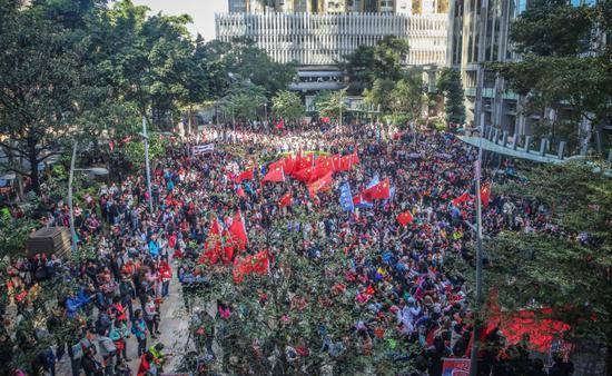 红旗飘反黑暴 香港数千市民集会发出正义之声(图)