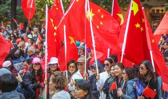 红旗飘反黑暴 香港数千市民集会发出正义之声(图)