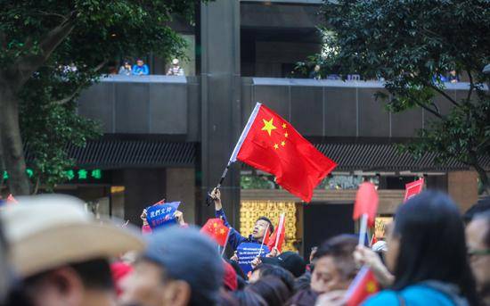 红旗飘反黑暴 香港数千市民集会发出正义之声(图)