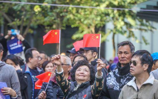 红旗飘反黑暴 香港数千市民集会发出正义之声(图)