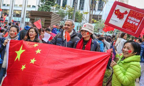 红旗飘反黑暴 香港数千市民集会发出正义之声(图)