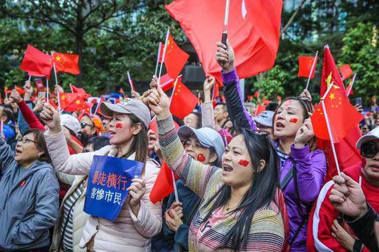 红旗飘反黑暴 香港数千市民集会发出正义之声(图)