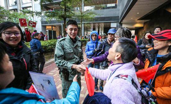 红旗飘反黑暴 香港数千市民集会发出正义之声(图)