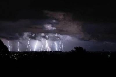 △图为北岛小城Waikanae拍摄到的闪电