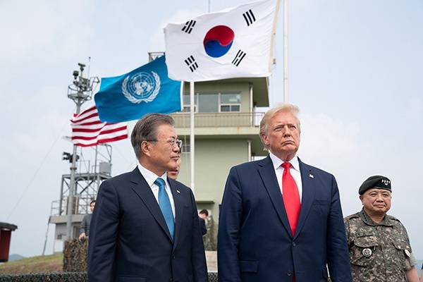 当地时间2019年6月30日，美国总统特朗普与韩国总统文在寅前往朝韩非军事区。视觉中国资料