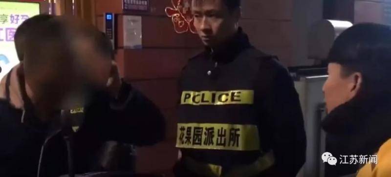 外卖小哥按门铃吵醒孩子 家长：哄不睡你给我跪下