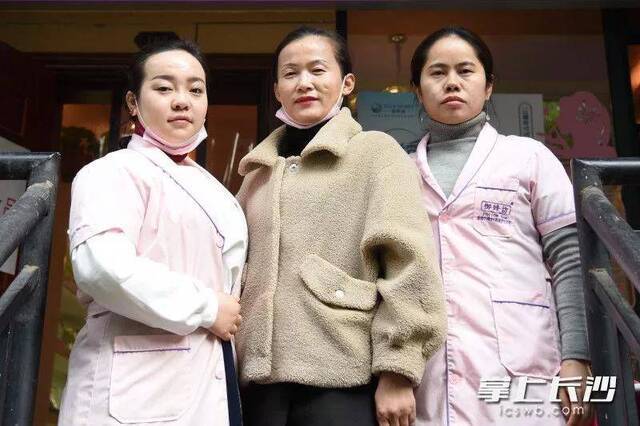 参与救人和帮忙救火的美容院工作人员刘女士（中）、黄女士（左）和阳女士。