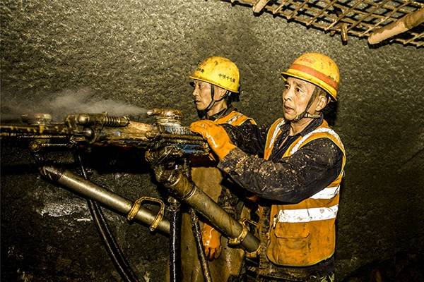 “新天路”在雪域高原延伸