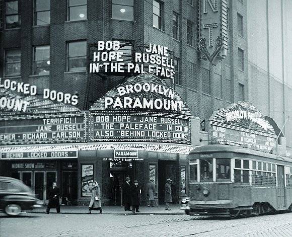1948年，位于纽约布鲁克林的一家派拉蒙影院。图源：long Island University授权方式：CC