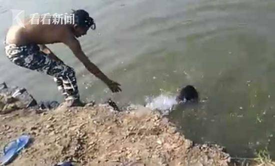19岁少年落水挣扎终溺毙：猪队友不救 众人拍视频