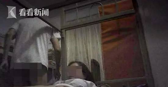 男医生为女患者脱衣按摩