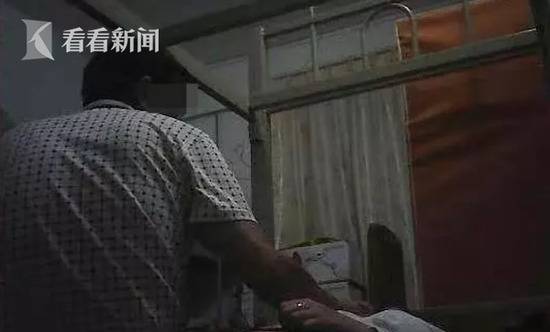 男医生为女患者脱衣按摩