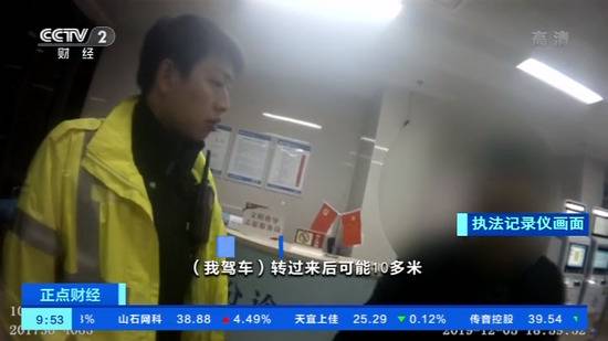 两岁幼童横穿公路被撞 交警：家长与司机同等责任