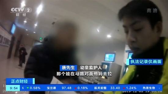 两岁幼童横穿公路被撞 交警：家长与司机同等责任