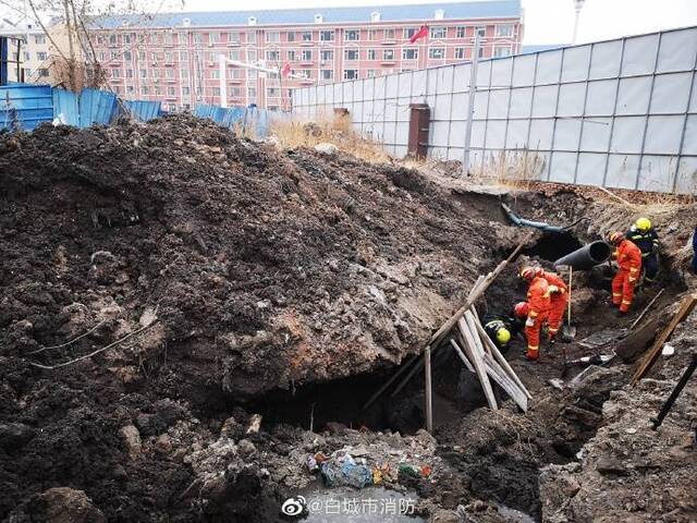 吉林白城一管道施工工地发生坍塌 一名工人被埋压