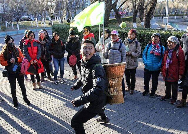 社区青年能文能武 体育馆路举行趣味健步走