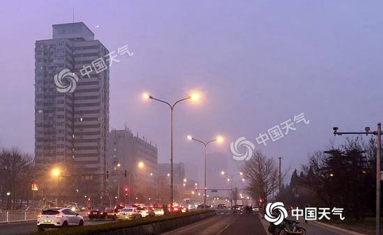 今晨，“雾锁”北京，能见度较差。（图/王晓）