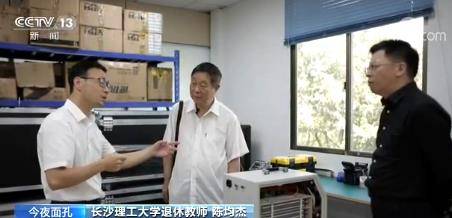 “70后推销员”奔走百余城 只为给学生找工作(图)