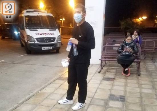 受伤警员到医院治疗（来源：“东网”）