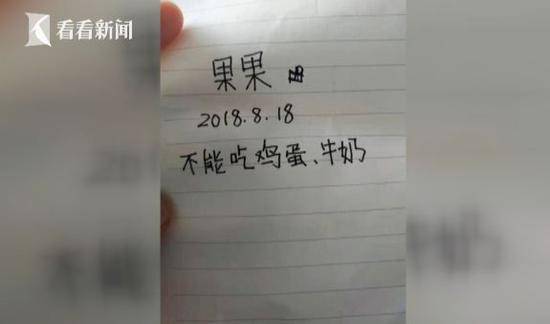 1岁男童被遗弃在垃圾房旁 家长留下神秘纸条