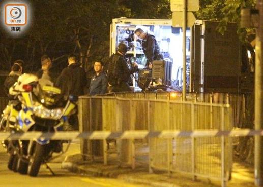 图为爆炸品处理课的警员正在现场工作（来源：香港“东网”）