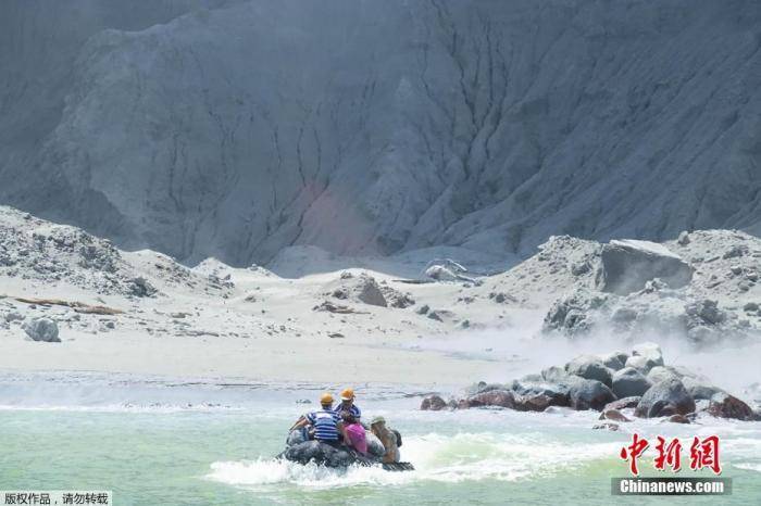 当地时间12月9日，新西兰丰盛湾怀特岛火山爆发，火山灰将海岸附近的火山灰覆盖。