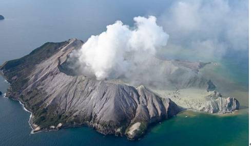 怀特岛9日发生火山喷发图源：美联社