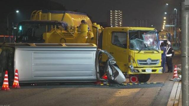 黄色油罐车撞翻工地上的一辆车。图源：NHK