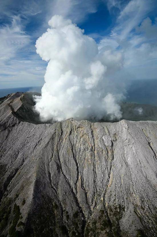 这是12月9日新西兰怀特岛火山喷发后航拍的怀特岛局部地貌。新华社发（《新西兰先驱报》供图，乔治·诺瓦克摄）