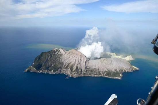 这是12月9日新西兰怀特岛火山喷发后航拍的怀特岛全貌。新华社发（《新西兰先驱报》供图，乔治·诺瓦克摄）