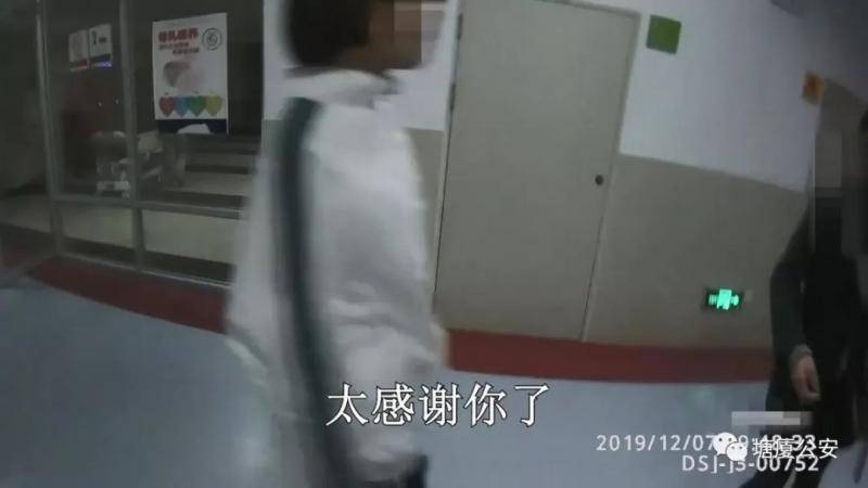 孕妇羊水破裂，情况十分危急！塘厦巡警在车流中寻找“生命通道”...