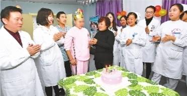 医护人员为“折翼少女”举办特殊生日会