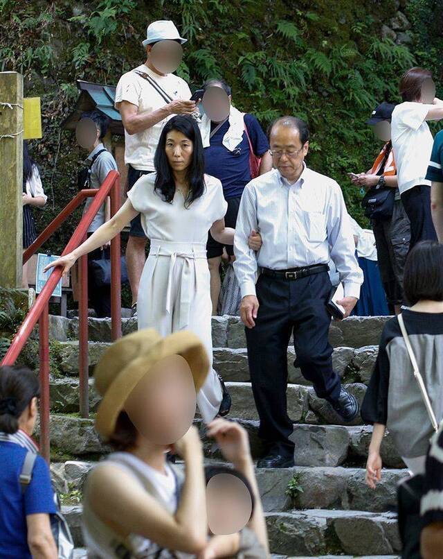 和泉和大坪挽着手游览京都神社（文春online）