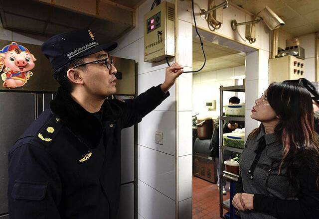 劲松城管查餐厨垃圾 违规餐厅需整改