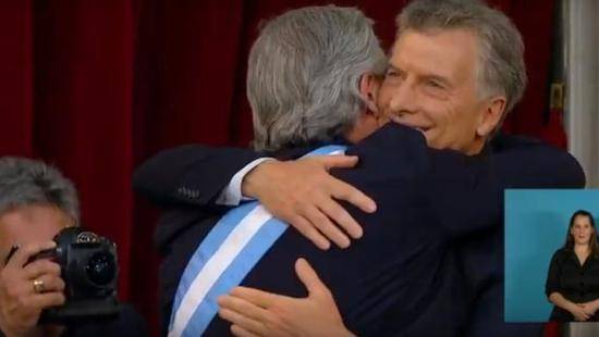 △费尔南德斯（左）与卸任总统马克里拥抱。图源：阿根廷《新闻报》