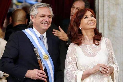 △总统费尔南德斯和副总统克里斯蒂娜图源：阿根廷《新闻报》