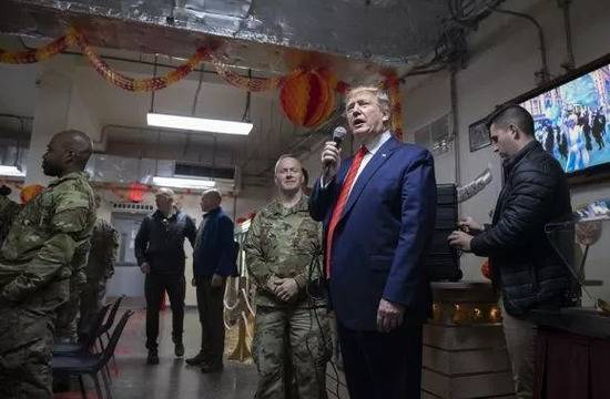 11月28日感恩节，特朗普访问驻阿富汗美军（图源：AP）