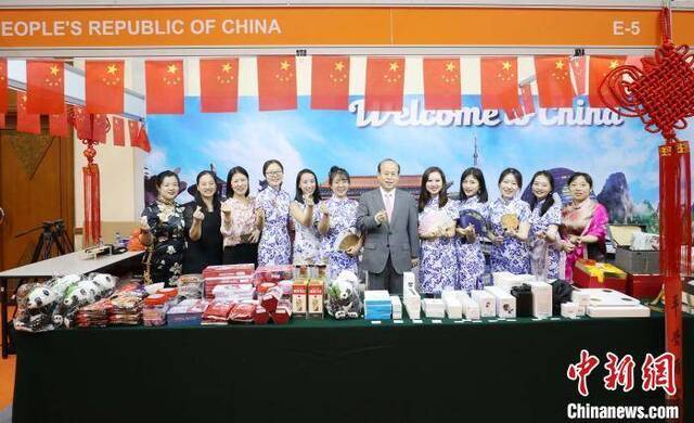 中使馆参加慈善义卖 印尼总统夫人点赞中国商品