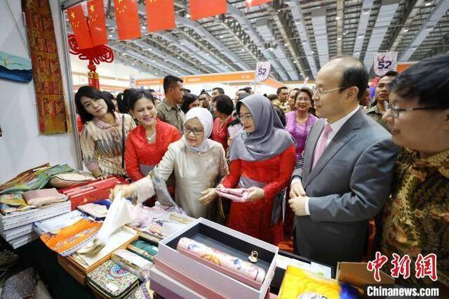 中使馆参加慈善义卖 印尼总统夫人点赞中国商品