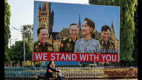 缅甸街头的广告牌“我们与您站在一起”。来源：AFP