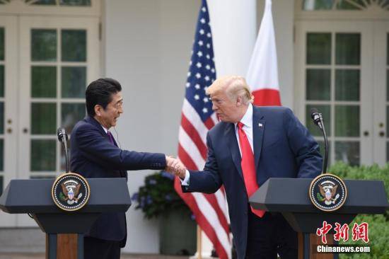 资料图：美国总统特朗普(右)在白宫会见日本首相安倍晋三。中新社记者刁海洋摄