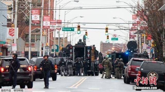 当地时间12月10日，美国新泽西州泽西市发生了激烈枪战，官方最新更新的消息称，1名警察身亡，另有3名平民遇难，2名嫌犯也在枪战中身亡。此外，还有多名警察和平民受伤。