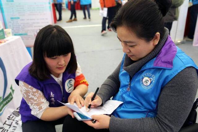 北京冬奥会赛会志愿者报名人数持续增长，他是首个申请人