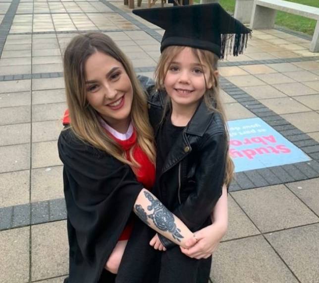  21岁的瑞秋和6岁女儿参加大学毕业典礼（脸书）